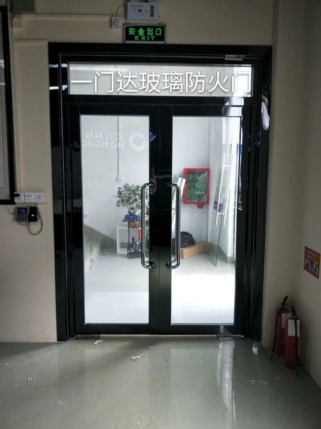 黑钛金拉丝玻璃<a href=http://www.ymdfhm.com/bolifanghuomen/meiguijinbuxiugangbolifanghuomen/ target=_blank class=infotextkey>防火门</a>